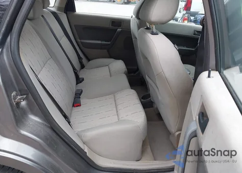 2010 Ford Focus Se z USA, uszkodzony, nr VIN 1FAHP3FN8AW140160